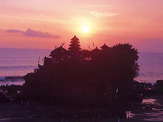 広大なインド洋に沈むタナロットの夕日