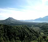 キンタマーニ高原でバトゥール山とバトゥール湖を望む