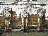 3人の聖者が並ぶ水浴び場